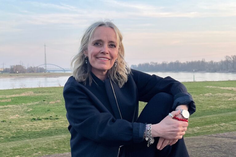 Luxus-Assistentin blickt in die Kamera – diskret, stilvoll und professionell