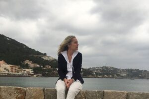 Inhaberin von bm concierge mit Ausblick auf Port d’Andratx, Mallorca