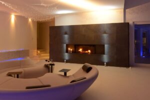 Concierge Mallorca, Kaminfeuer mit Rotwein in moderner Luxusvilla