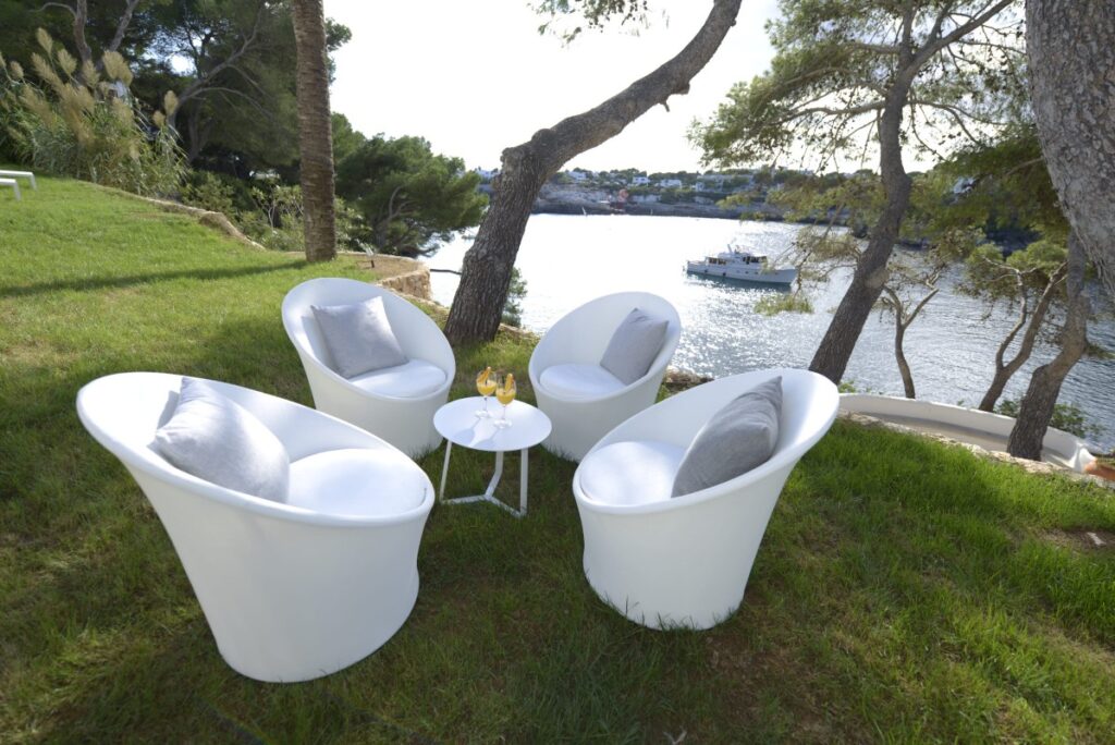 Concierge Mallorca, private Lounge mit Meerblick; vier weiße Sessel und zwei Drinks