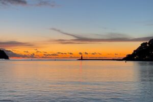 Blick auf Mallorcas Westküste bei Sonnenuntergang mit klarer Sicht zur Totalen Sonnenfinsternis 2026