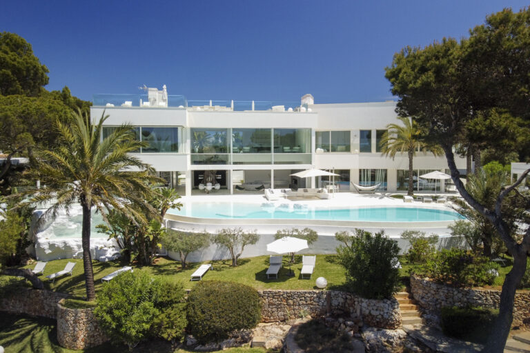 Luxusvilla in Cala d’Or, Mallorca, mit Pool und Garten - exklusives Design in erster Meereslinie.