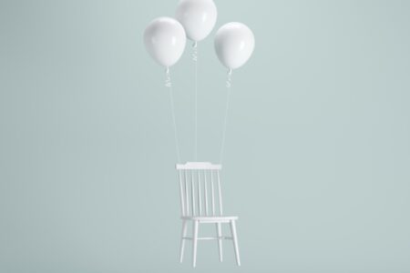 Weißer Stuhl mit drei schwebenden Ballons vor hellblauem Hintergrund – Symbol für Leichtigkeit und Zeitgewinn durch Concierge-Service für Vielbeschäftigte