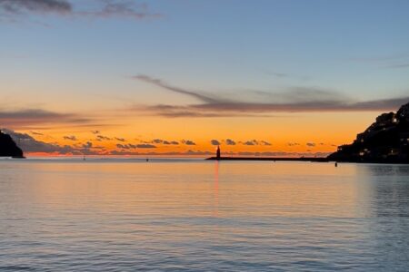 Blick auf Mallorcas Westküste bei Sonnenuntergang mit klarer Sicht zur Totalen Sonnenfinsternis 2026