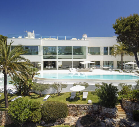 Luxusvilla in Cala d’Or, Mallorca, mit Pool und Garten - exklusives Design in erster Meereslinie.
