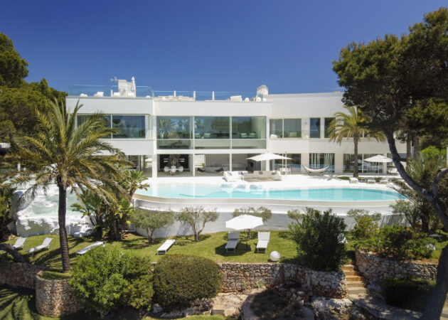 Luxury villa in Cala d'Or, Mallorca, with pool and garden - exclusive design in first sea line.