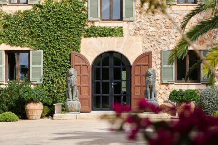 Eingang einer Luxusvilla auf Mallorca – Luxusvilla oder Ferienhaus Mallorca mieten | bm concierge