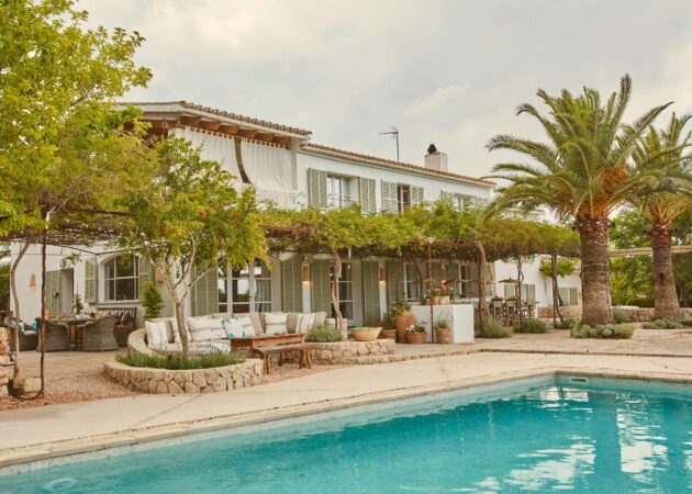 Pool mit Blick auf Terrasse und Fassade einer modernen Luxusvilla auf Mallorca Nähe Palma Luxusvilla auf Mallorca Nähe Palma