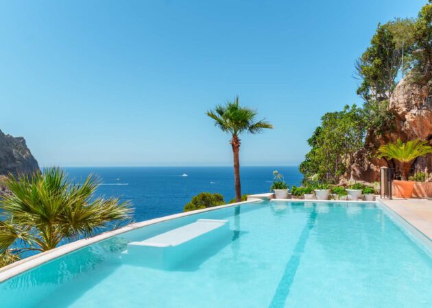 Rent a luxury villa with infinity pool and sea views in Port d'Andratx.
