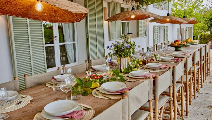 mallorca-events-bm-concierge Montaje de mesa de estilo mediterráneo para un evento en Mallorca en una villa de lujo por bm concierge.