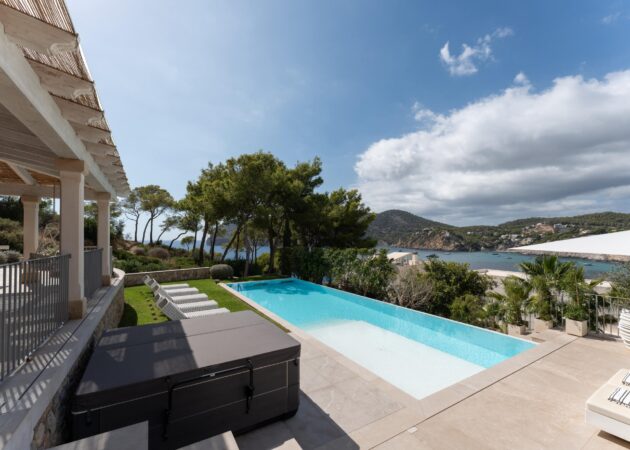 VILLA ESPLENDIDA with infinity pool and sea views to rent in Camp de Mar Mallorca
