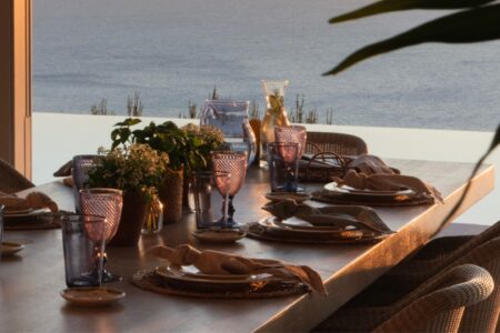 Gedeckter Tisch mit Meerblick in einer Privatvilla - Mallorca Restaurant Week 2026 | bm concierge
