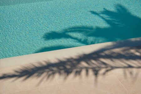 Mallorca 2026 - ruhige Perspektive auf Pool und Schatten