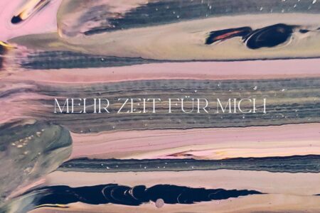 Abstraktes Artwork in Rosé- und Naturtönen mit dem Schriftzug Mehr Zeit für mich mit bm concierge.