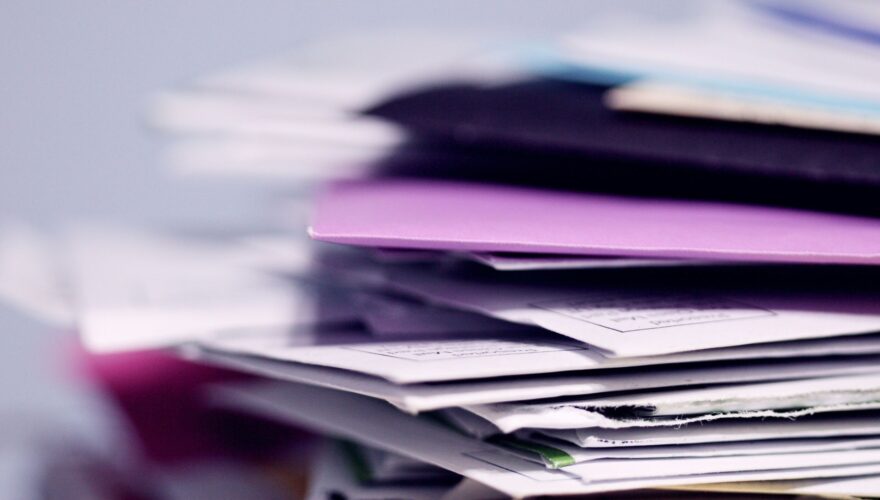 asistente personal interino Pila de documentos para el asistente personal de guardia
