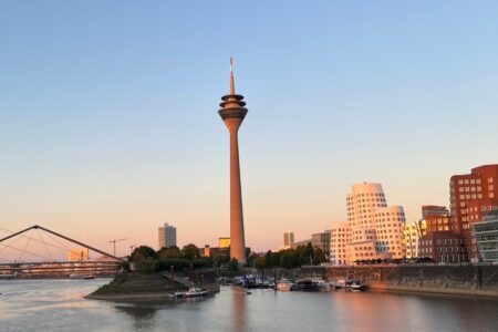 personal-concierge-service-duesseldorf Servicio de conserjería personal en Düsseldorf - La Torre del Rin y el Puerto de los Medios a la luz del atardecer