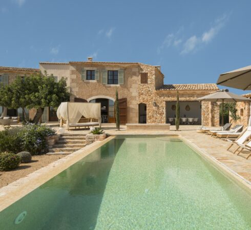 Luxusvilla auf Mallorca mit Pool, Liegestühlen und Bali-Bett im Boho-Stil