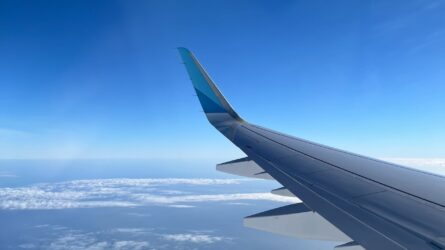 fotos del sitio web - 1 Alas de un avión en el cielo azul por encima de las nubes para servicios de traslado individuales con bm concierge