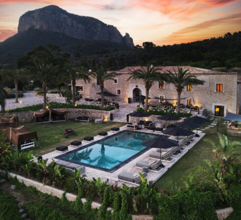 Luxusanwesen mit Pool vor den markanten Zwillingsbergen von Alaró auf Mallorca.