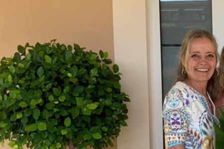 Agenturinhaberin von bm concierge Bettina Müller vor einer Luxusvilla für Superreiche auf Mallorca