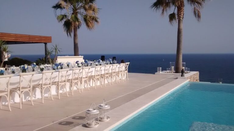 Elegante, festlich gedeckte Tafel in einer Luxusvilla auf Mallorca mit Blick auf den Pool und das offene Meer