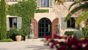 Eingang einer Luxusvilla auf Mallorca – Luxusvilla oder Ferienhaus Mallorca mieten | bm concierge