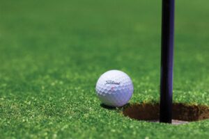 Golfball auf einem Green