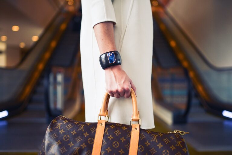 Stilvolle Frau mit Designerhandtasche beim Luxus-Shopping auf der Düsseldorfer Königsallee