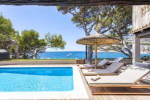 Luxuriöser Pool mit Meerblick - eine Villa mieten auf Mallorca bei bm concierge.