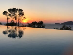 Vista desde la piscina al mar abierto al atardecer