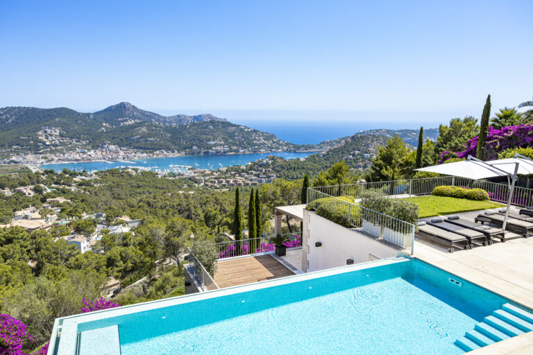 Infinitypool mit Meerblick über Port d’Andratx, Mallorca