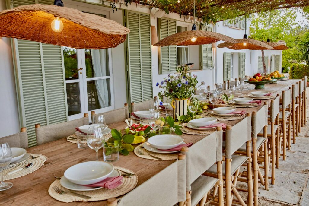 Mediterranean table setting for an event on Mallorca in a luxury villa by bm concierge.