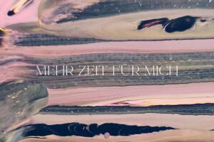 Abstraktes Artwork in Rosé- und Naturtönen mit dem Schriftzug Mehr Zeit für mich mit bm concierge.