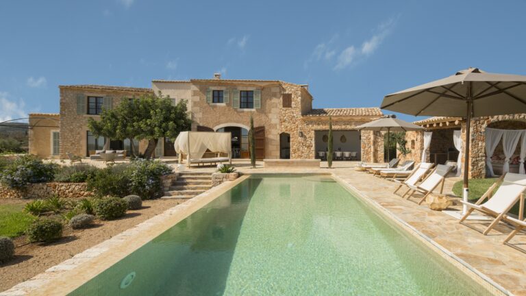 Luxusvilla auf Mallorca mit Pool, Liegestühlen und Bali-Bett im Boho-Stil