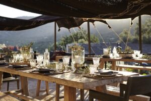 Gedeckter Tisch im Freien einer Finca auf Mallorca - Privatkoch Villa Mallorca | bm concierge