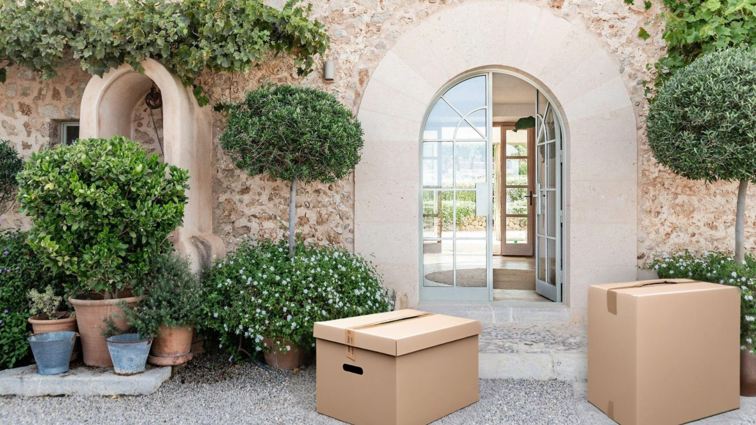 relocation-mallorca-düsseldorf-bm-concierge Two moving boxes in front of the open door of a luxury villa in Mallorca - Relocation Service
