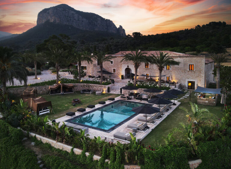 Luxusanwesen mit Pool vor den markanten Zwillingsbergen von Alaró auf Mallorca.