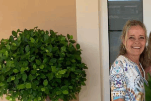 Agenturinhaberin von bm concierge Bettina Müller vor einer Luxusvilla für Superreiche auf Mallorca